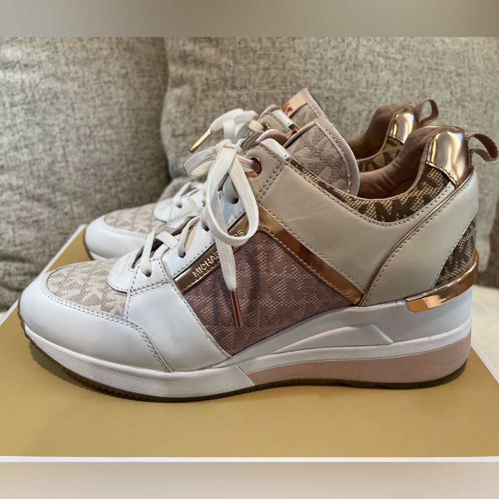 MICHAEL KORS “Georgie trainer”
SIZE 9.5 
Color-Natural m, light pink rose gold
